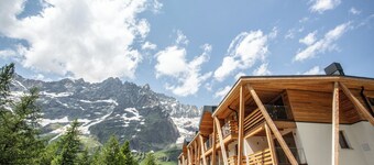 Flora Alpina Experience: Ski-to-door Brand New Chalet Apartment with Garage 