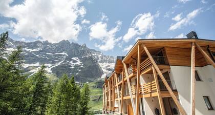 Flora Alpina Experience: Ski-to-door Brand New Chalet Apartment with Garage