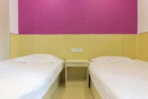 A twin room with two beds, a wooden headboard, and a plain wall. - Yilong Chain Hotel (Lanzhou Plaza Xikou Branch) (Lanzhou)