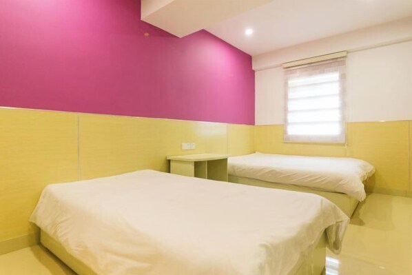 A hotel room with two beds, a small bedside table, and a window with blinds. - Yilong Chain Hotel (Lanzhou Plaza Xikou Branch) (Lanzhou)