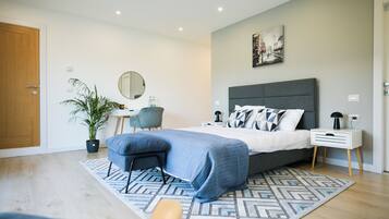 4 bedrooms, desk, iron/ironing board, WiFi