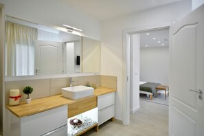 4 bedrooms, desk, iron/ironing board, WiFi