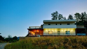 A modern two-story building with a flat roof, large windows, and a balcony. - Hilltop Villa with Breathtaking Mountain Views - Sauna & Pool  (Zărnești)