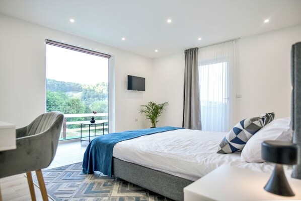 4 bedrooms, desk, iron/ironing board, WiFi