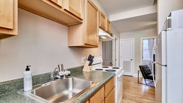 Een koelkast, een magnetron, een oven, een kookplaat