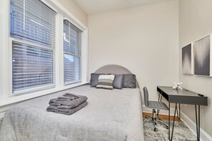 1 bedroom, desk, iron/ironing board, travel crib - Chic 1/1 apartment in Historic area, near SLU, CWE, and Grand Center-Apt G (St. Louis)