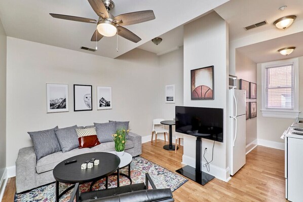 Smart TV - Chic 1/1 apartment in Historic area, near SLU, CWE, and Grand Center-Apt G (St. Louis)