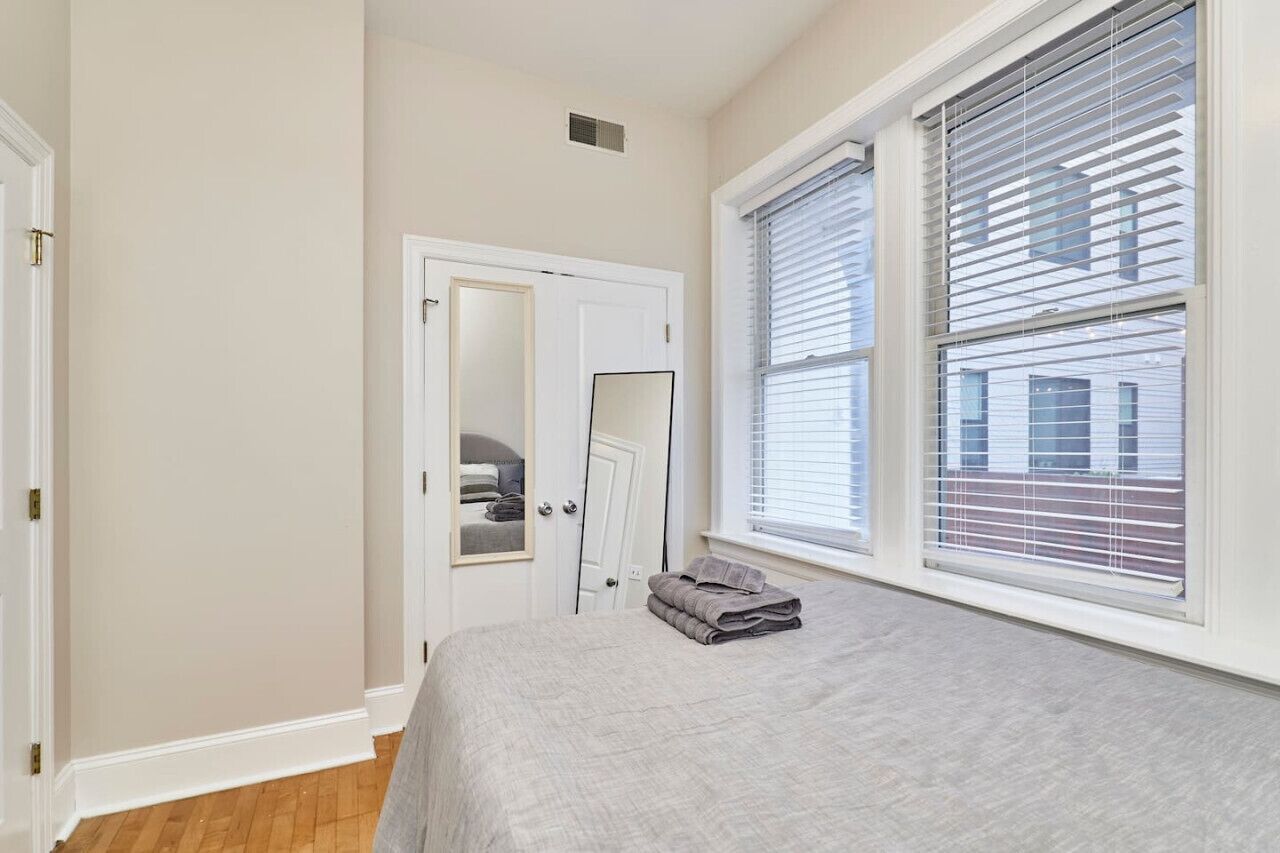 1 makuuhuone, työpöytä, silitysrauta/-lauta, vauvan matkasänky