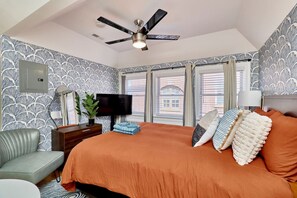 1 habitación, escritorio, tabla de planchar con plancha y cuna de viaje