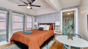 1 habitación, escritorio, tabla de planchar con plancha y cuna de viaje