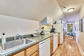 Fridge, microwave, oven, stovetop - Sleek & Central Studio by SLU (St. Louis)