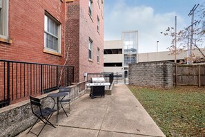 Outdoor dining - Charming Historic Apt near SLU - Apt C (St. Louis)