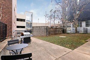 Outdoor dining - Charming Historic Apt near SLU - Apt C (St. Louis)