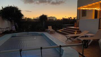 Villa | Piscina | Una piscina al aire libre