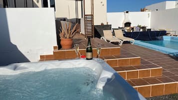 Villa | Piscina | Una piscina al aire libre