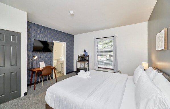 1 soverom, skrivebord, strykejern/-brett og reiseseng for barn