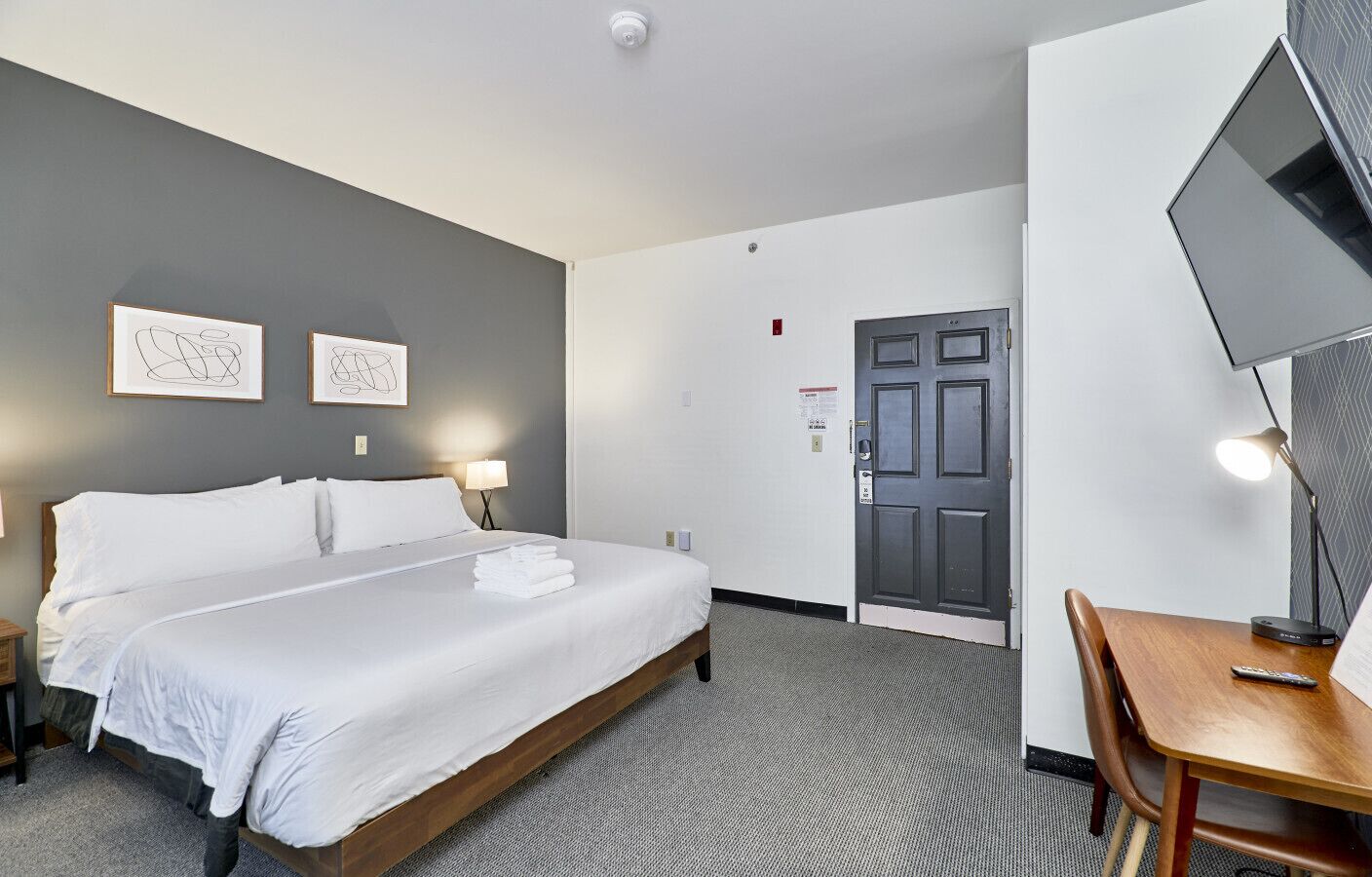 1 chambre, bureau, fer et planche à repasser, lit parapluie