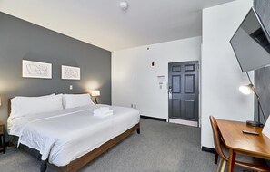 1 soverom, skrivebord, strykejern/-brett og reiseseng for barn