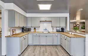 冷蔵庫、電子レンジ、オーブン、コンロ