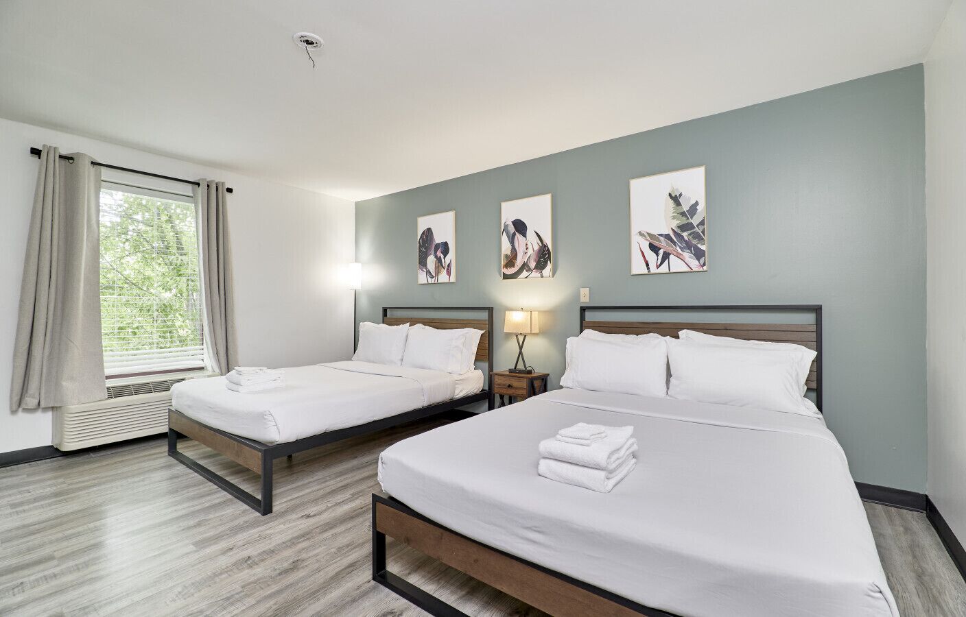 1 habitación, escritorio, tabla de planchar con plancha y cuna de viaje 