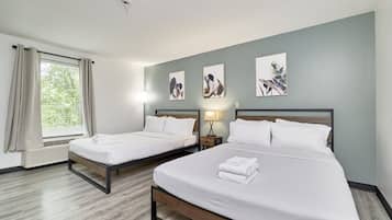 1 habitación, escritorio, tabla de planchar con plancha y cuna de viaje