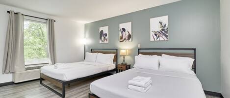 1 slaapkamer, een bureau, een strijkplank/strijkijzer, reisbedje