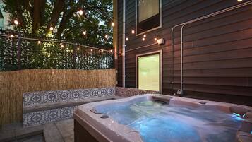 Tina de hidromasaje al aire libre