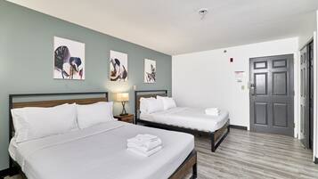 1 habitación, escritorio, tabla de planchar con plancha y cuna de viaje