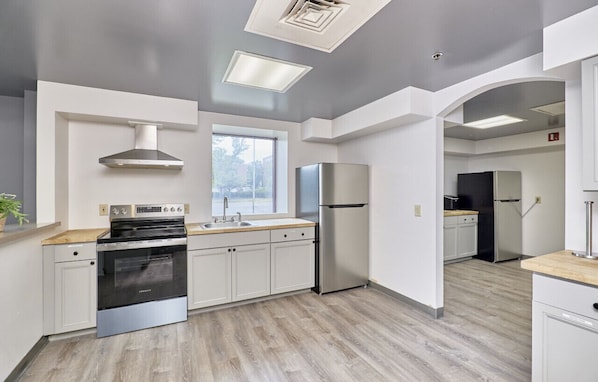 Geladeira, micro-ondas, fogão, cooktop