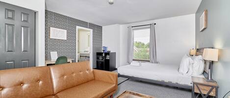 1 chambre, bureau, fer et planche à repasser, lit parapluie