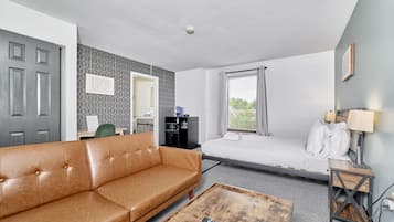 1 habitación, escritorio, tabla de planchar con plancha y cuna de viaje