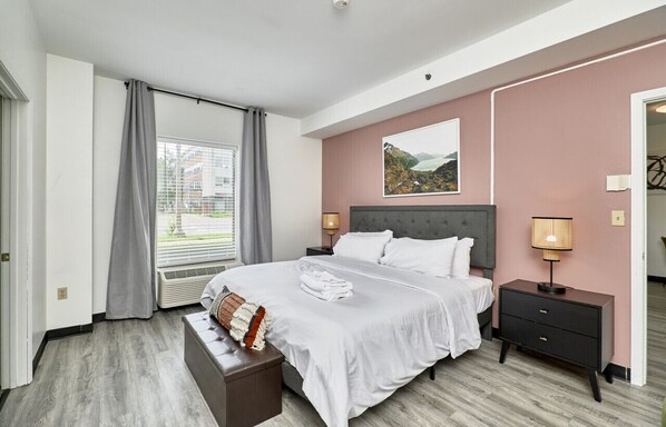 1 habitación, escritorio, tabla de planchar con plancha y cuna de viaje 