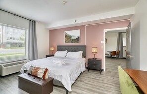 1 habitación, escritorio, tabla de planchar con plancha y cuna de viaje 