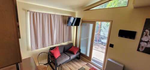 Dog friendly, peaceful 1 BR cottage w/ BA, AC on beautiful Lake Hodges