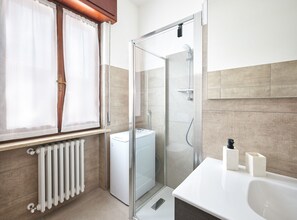 Douche, sèche-cheveux, serviettes fournies, papier toilette