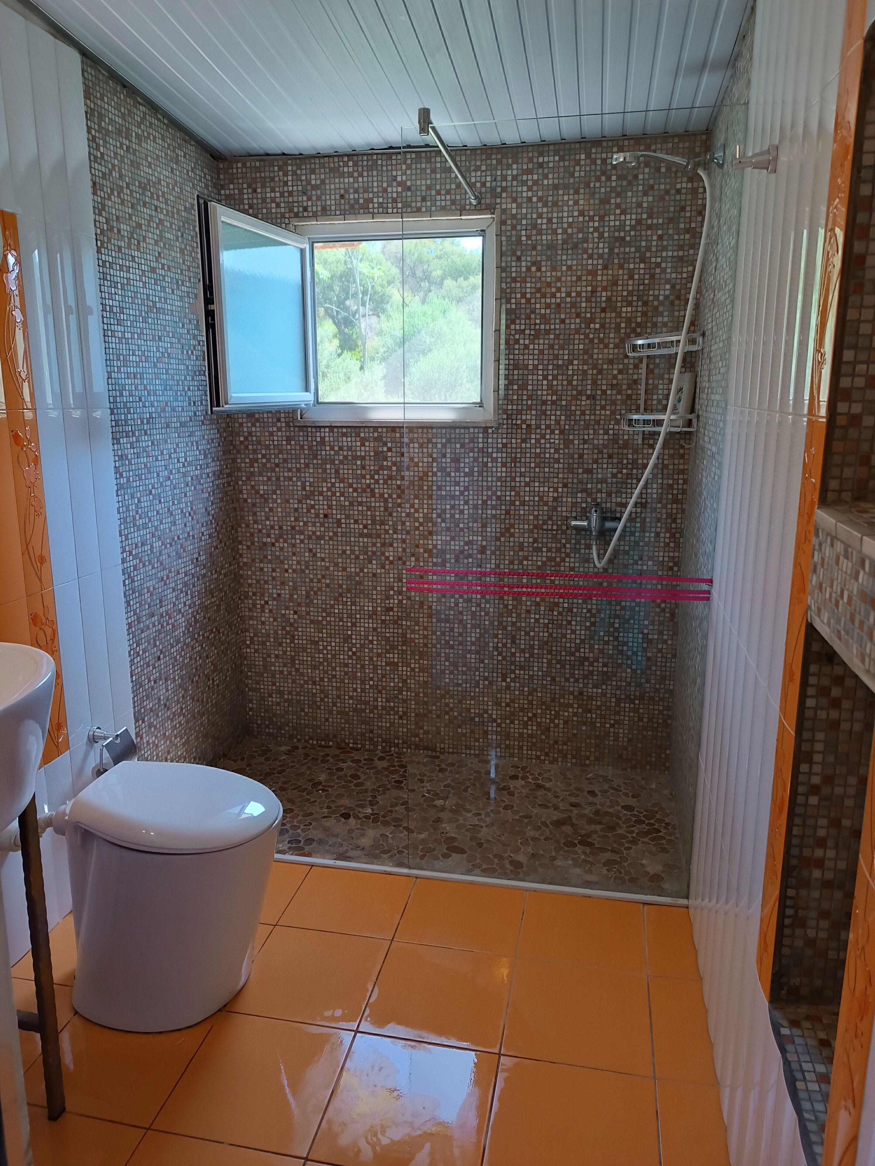 Dusj, hårføner, bidé og håndklær