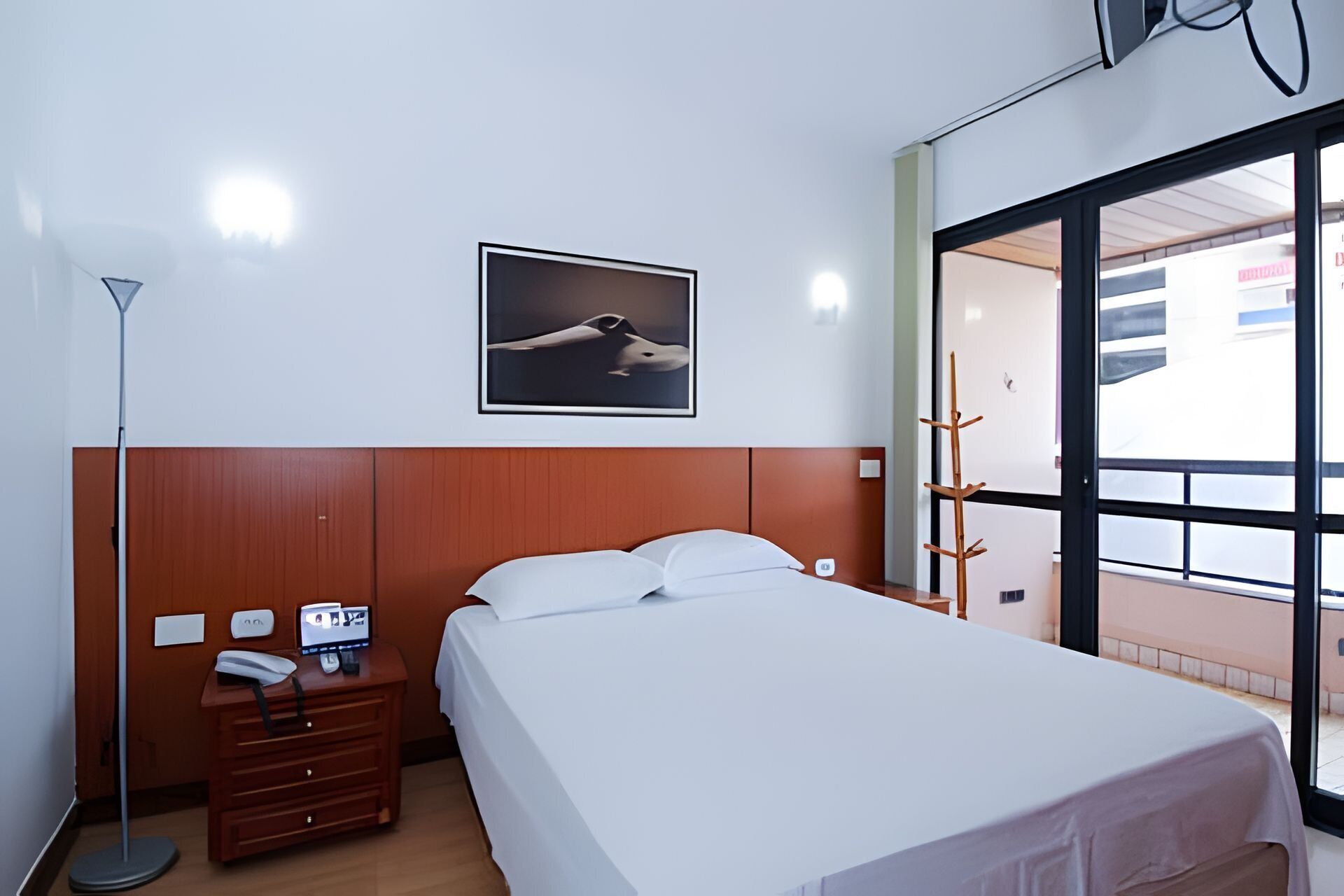 1 habitación, tabla de planchar con plancha, internet y ropa de cama 