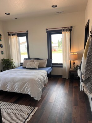 2 室のベッドルーム、デスク、アイロン / アイロン台、WiFi