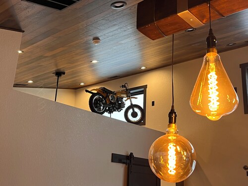 Industrial style 2- bedroom: garage, hot tub, AC, Fireplace, Wi-Fi, outdoor bar!