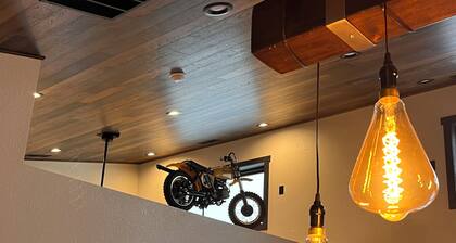Industrial style 2- bedroom: garage, hot tub, AC, Fireplace, Wi-Fi, outdoor bar!