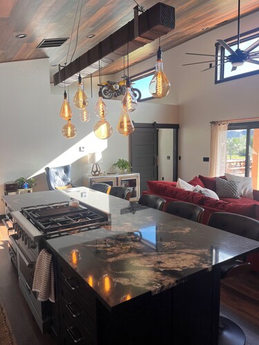 Industrial style 2- bedroom: garage, hot tub, AC, Fireplace, Wi-Fi, outdoor bar!