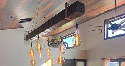 Industrial style 2- bedroom: garage, hot tub, AC, Fireplace, Wi-Fi, outdoor bar!