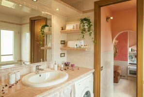 Haartrockner, Handtücher, Seife, Toilettenpapier