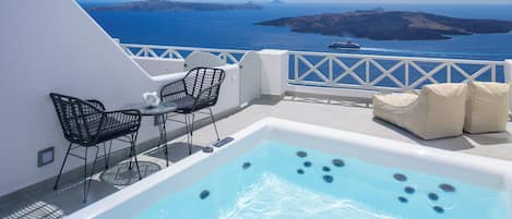 Deluxe Caldera View Suite with Outdoor Hot Tub | Värdeförvaringsskåp på rummet, ljudisolering och gratis wi-fi