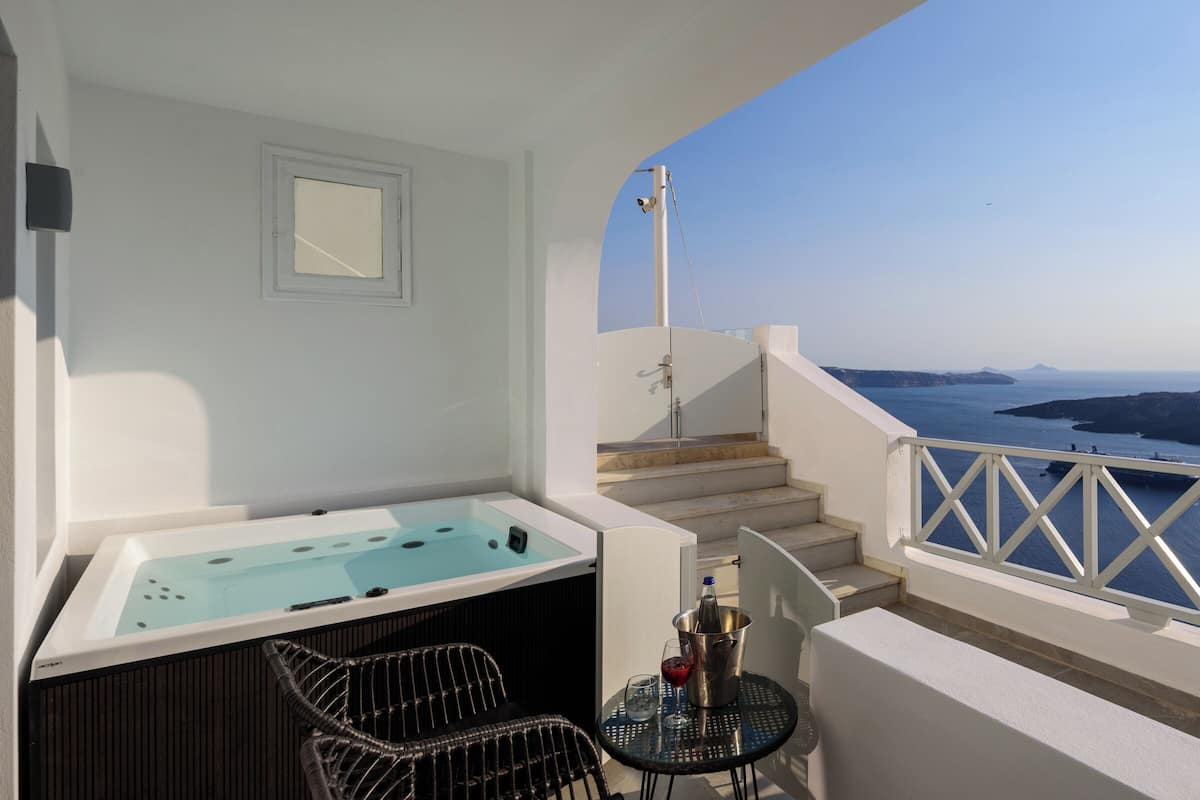Deluxe Caldera View Suite with Outdoor Hot Tub | 露台/庭院
