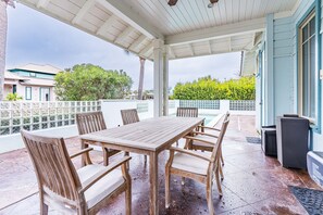 Outdoor dining - Water-view cottage on the lake near the beach with private pool, patio, W/D, AC (Gulf Shores)