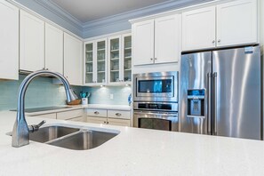 Fridge, microwave, oven, stovetop - Water-view cottage on the lake near the beach with private pool, patio, W/D, AC (Gulf Shores)