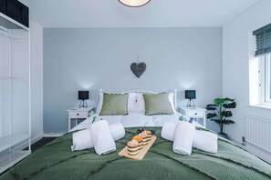 3 bedrooms, iron/ironing board, WiFi, bed sheets
