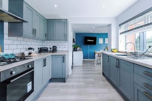 NEW! Stunning Bungalow, Ideal for Groups, Parking!