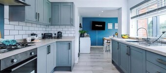 NEW! Stunning Bungalow, Ideal for Groups, Parking!